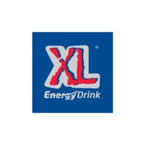 לוגו של XL משקה אנרגיה באותיות גדולות ואדומות מסביב מודגש באפור על רקע ריבוע כחול