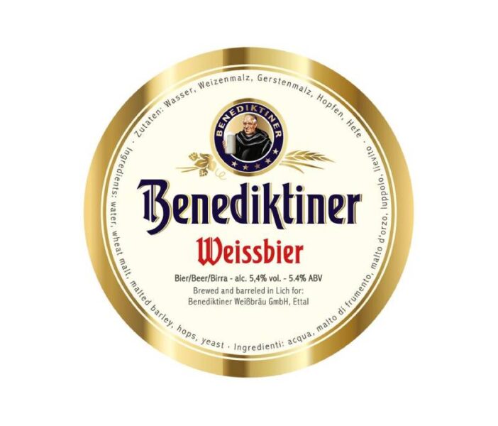 לוגו של בירה גרמנית בנדיקטינר כיתוב בכחול זהב ואדום על רקע צהוב בהיר מאוד עם טבעת זהב עבה מסביב Benediktiner wheat 0.3