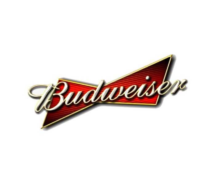 לוגו של בירה בודוויזר הצ'כית כיתוב לבן בז' על רקע פפיון אדום כהות בפינות האלכסוניות Budweiser 0.3
