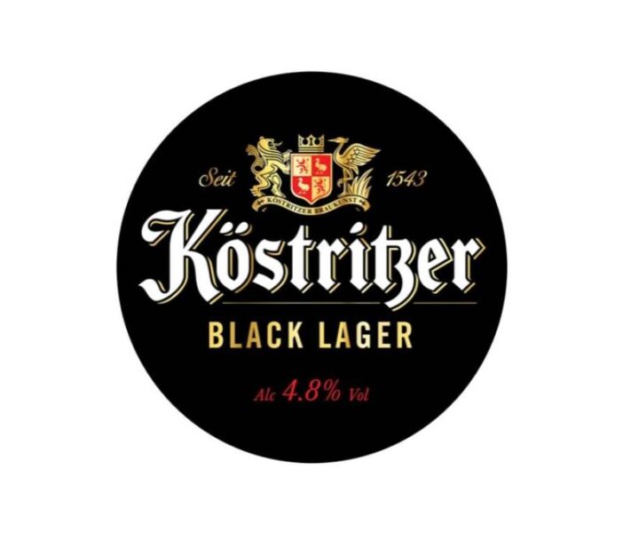 לוגו של בירה גרמנית קוסטריצר כיתוב לבן זהב ואדום על רקע עיגול שחור