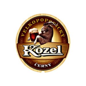 הלוגו של בירה קוזל הצ'כית כיתוב לבן על רקע צבעי חום משתנים מבהירים לכהים ועז עם כוס בירה מעל Kozel Dark 0.3