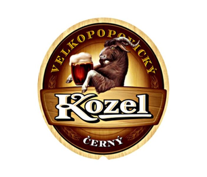 הלוגו של בירה קוזל הצ'כית כיתוב לבן על רקע צבעי חום משתנים מבהירים לכהים ועז עם כוס בירה מעל Kozel Dark 0.3