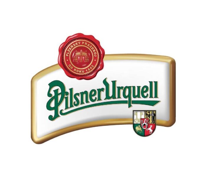 הלוגו של בירה פילסנרארקל כיתוב ירוק על רקע לבן מסביב פס זהב במלבן חותם באדום למעלה וסמל למטה Pilsner urquell 0.3